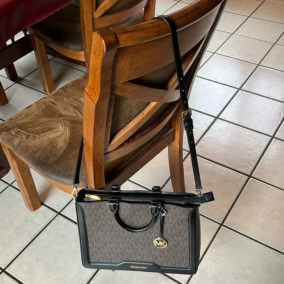 Michael Kors bag - Picture 3 of 12